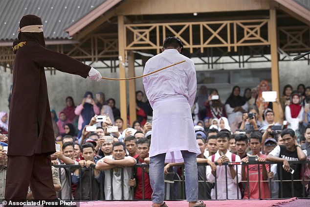 Dua Pria di Aceh Dihukum Cambuk, Kepergok Bercinta Sesama Jenis